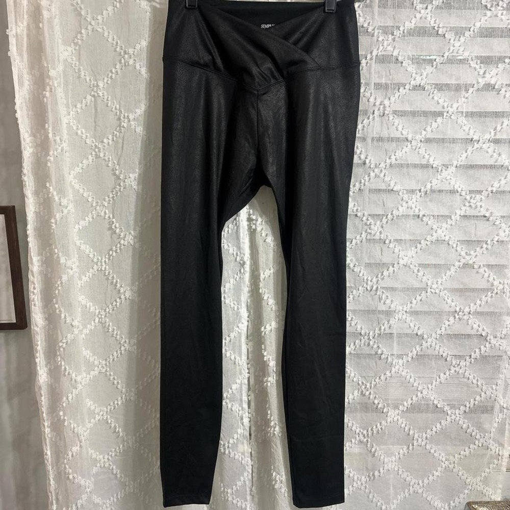 Simply Vera Vera Wang Womens Black Faux Leather Crossover V-Waist Leggings